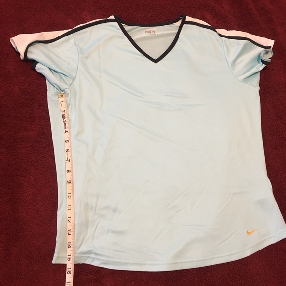 Nike women’s light turquoise athletic top - Picture 7 of 9